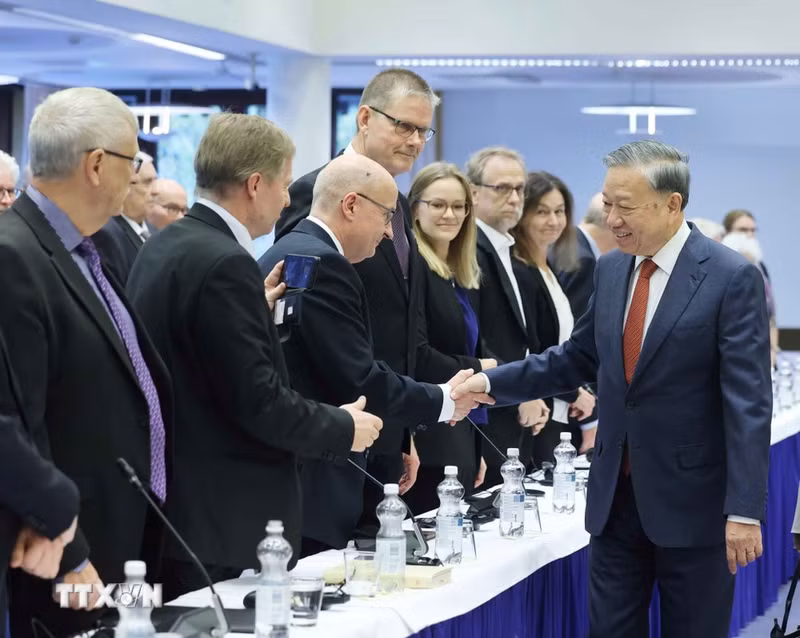 Генеральный секретарь ЦК КПВ То Лам и делегаты. (Фото: ВИА)