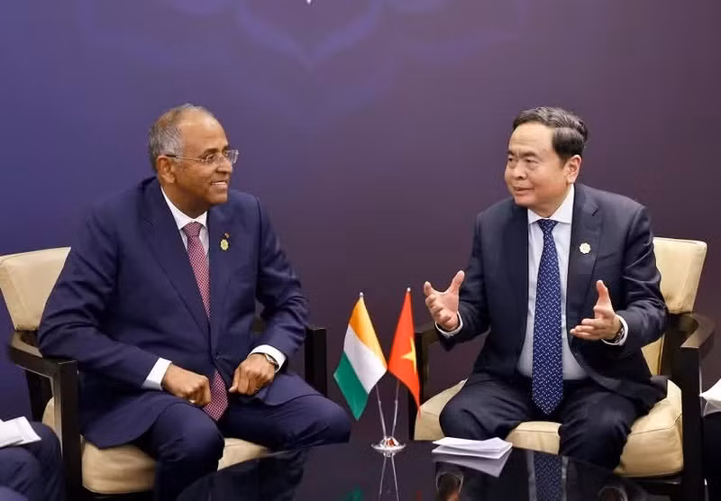 Председатель Национального собрания Вьетнама Чан Тхань Ман встречается с Председателем Национального собрания Кот-д’Ивуара Патриком Аши. (Фото: ВИА)