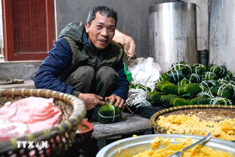Ловкие руки мастера быстро заворачивают пироги; каждый ровный квадратный сгиб свидетельствует о мастерстве, накопленном за многие годы работы в ремесле. (Фото: ВИА)