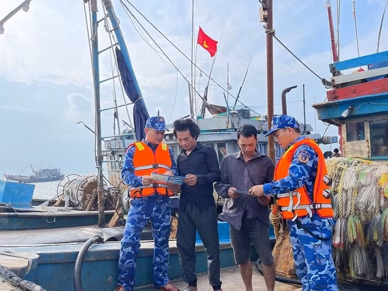 Экипаж судна береговой охраны CSB 1011 распространяет информацию, чтобы повысить осведомленность рыбаков о ННН-рыболовстве. (Фото: Береговая охрана Вьетнама)