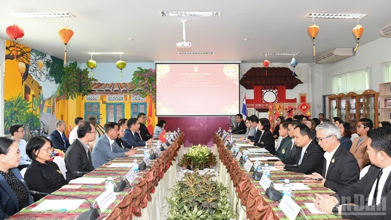 Рабочая встреча Посольства Вьетнама в Таиланде с Университетом Раджабхат Удонтхани. (Фото: Минь Тханг)