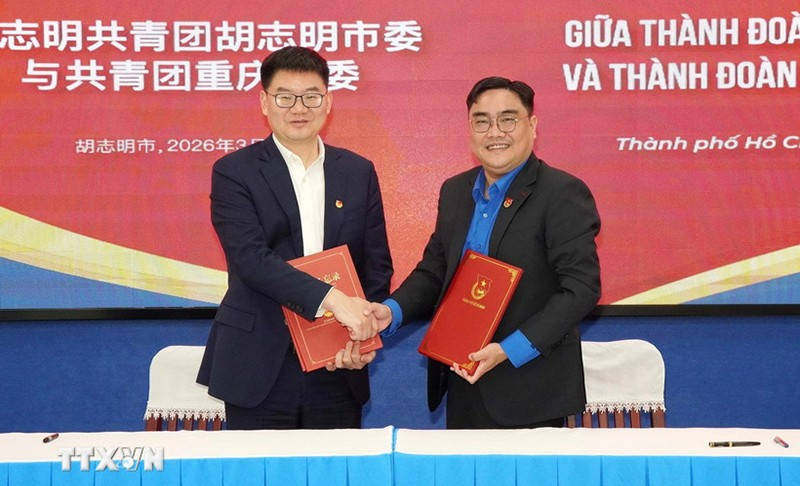 Церемония подписания Меморандума о сотрудничестве между городским комитетом Коммунистического союза молодежи имени Хо Ши Мина и Комсомола города Чунцин, Китай. (Фото: ВИА)