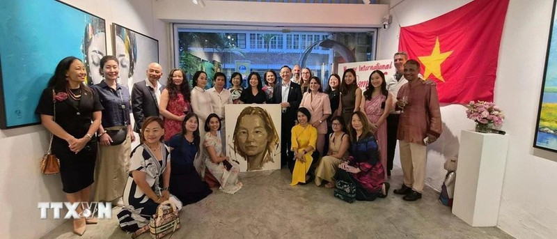 Женщины-послы и супруги послов делают памятное фото. (Фото: ВИА)