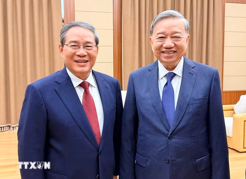 Генеральный секретарь ЦК КПВ То Лам и Премьер Госсовета Китая Ли Цян. (Фото: ВИА)