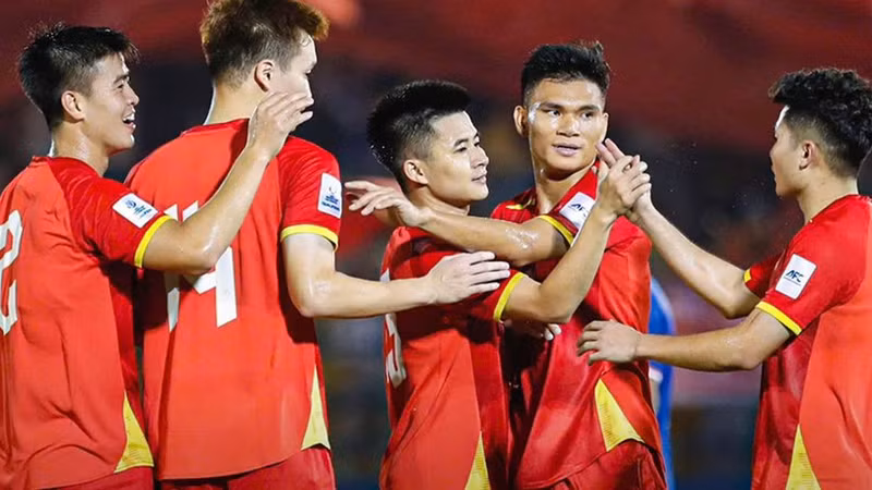 Игроки сборной Вьетнама празднуют второй гол, автором которого стал Суан Мань. (Фото: Федерация футбола Вьетнама)