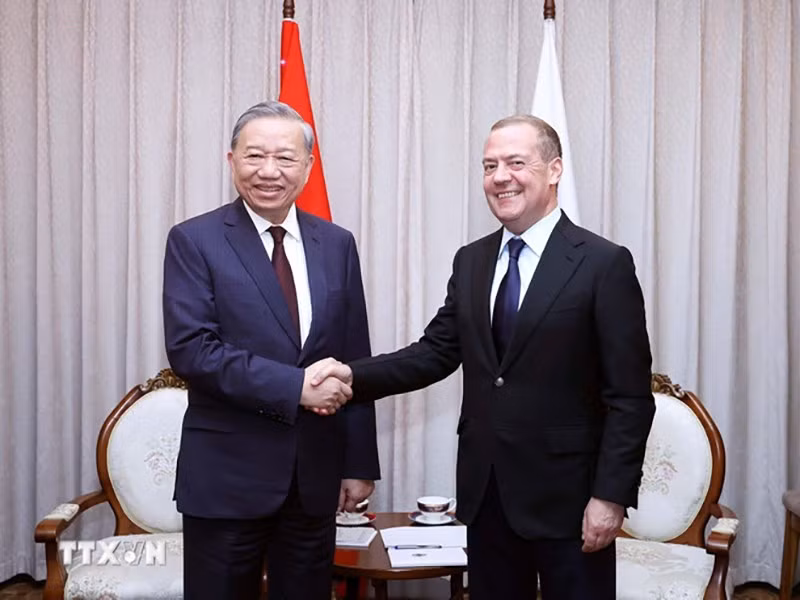 Генеральный секретарь ЦК КПВ То Лам и Председатель партии «Единая Россия», Заместитель председателя Совета Безопасности России Дмитрий Медведев. (Фото: ВИА)