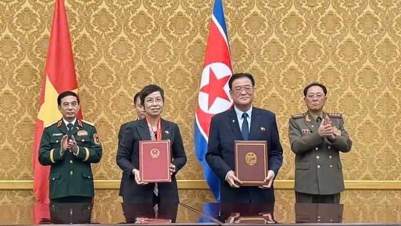 Генеральный директор Вьетнамского информационного агентства Ву Вьет Чанг и Председатель Центрального телеграфного агентства Кореи Ким Пхен Хо подписывают соглашение о сотрудничестве. (Фото: ВИА)