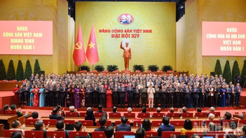 Центральный комитет КПВ XIV созыва представился съезду.