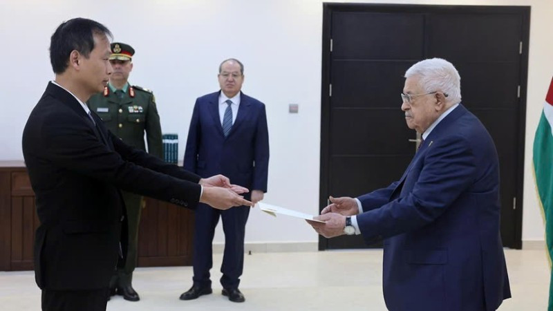 Посол Нгуен Нам Зыонг вручает верительные грамоты Президента Вьетнама Лыонг Кыонга Президенту Палестины Махмуду Аббасу. (Фото предоставлено Посольством Вьетнама в Египте)
