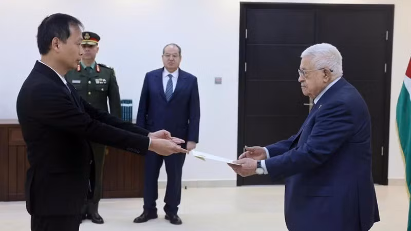 Посол Нгуен Нам Зыонг вручает верительные грамоты Президента Вьетнама Лыонг Кыонга Президенту Палестины Махмуду Аббасу. (Фото предоставлено Посольством Вьетнама в Египте)