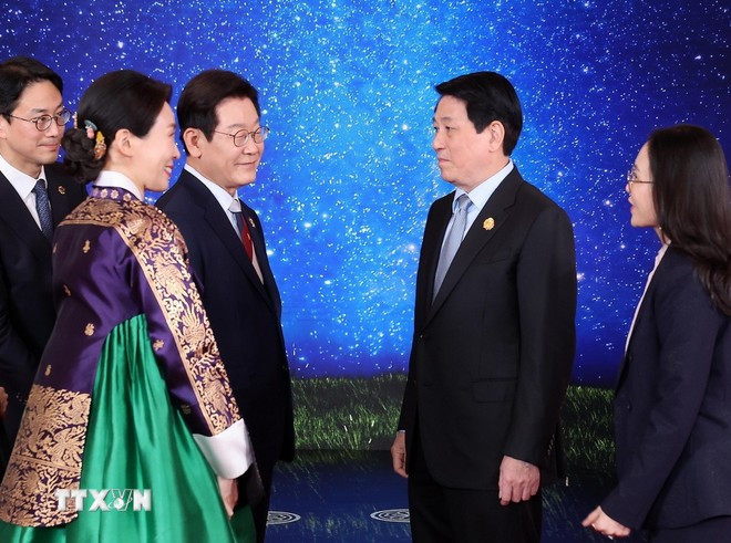 Президент Южной Кореи Ли Чжэ Мён и его супруга встречают Президента Вьетнама Лыонг Кыонга. (Фото: ВИА)