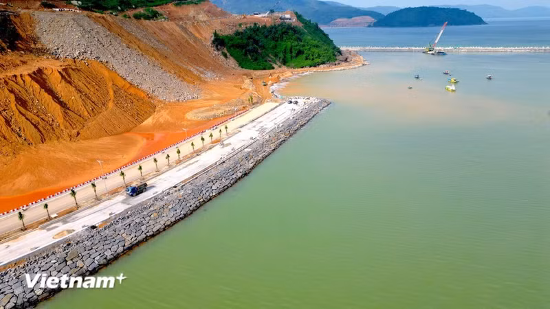 Проект порта Льенчьеу был начат в декабре 2022 года, его общая стоимость превышает 3,4 трлн донгов; на данный момент выполнено 95% работ. (Фото: Вьетнам+)