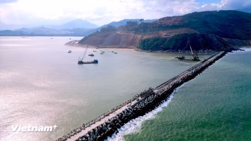 Также ведётся строительство судоходного канала и акватории порта; длина канала составляет около 7,3 км. На данный момент готовность достигает 99,09%. (Фото: Вьетнам+)