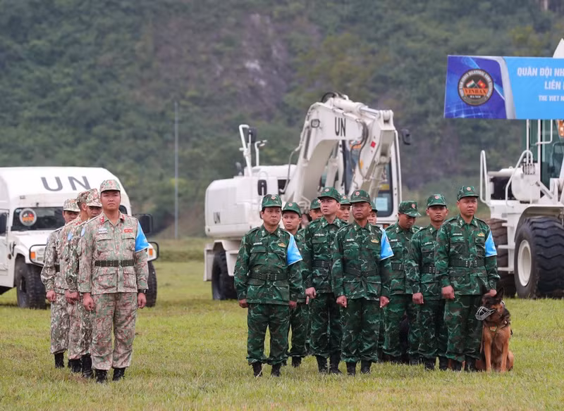 Офицеры и военнослужащие различных родов войск Вьетнамской народной армии принимают участие в учениях. (Фото: ВИА)