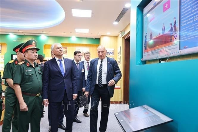 Председатель Государственной Думы Федерального Собрания Российской Федерации Вячеслав Володин посещает зал традиций Вьетнамско-Российского тропического центра. (Фото: ВИА)