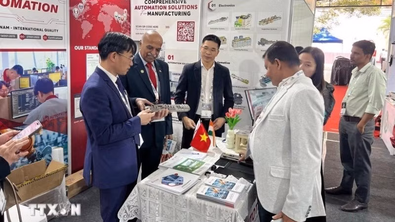 Торговый советник Посольства Вьетнама в Индии Буй Чунг Тхыонг (первый слева) и почетный консул Вьетнама в Бангалоре Н. Шриниваса Мурти посещают вьетнамский выставочный стенд. (Фото предоставлено Торговым представительством Вьетнама / ВИА)