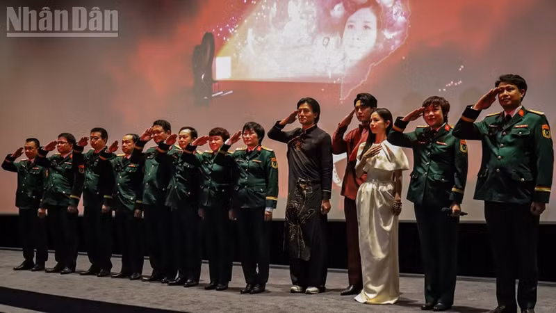 Съемочная группа фильма «Красный дождь» на церемонии закрытия Недели вьетнамского кино.