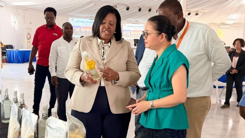 Губернатор провинции Маргарида Чонго знакомит Посла Чан Тхи Тху Тхин с рядом местных продуктов. (Фото: Посольство Вьетнама в Мозамбике)