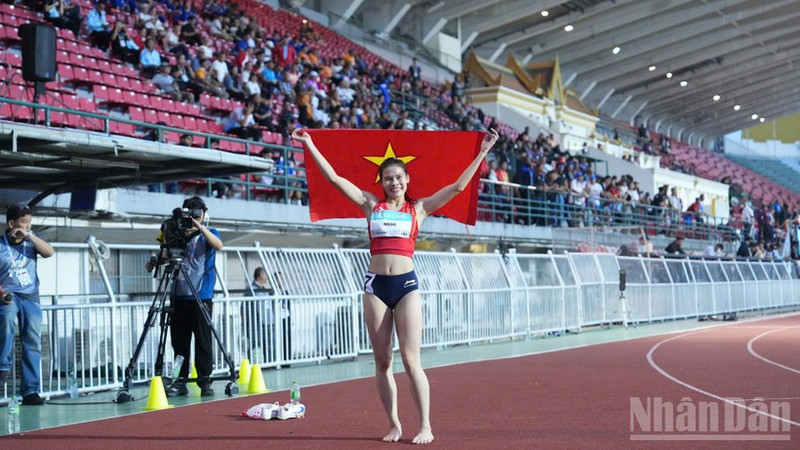 Нгуен Тхи Нгок принесла ценную золотую медаль в беге на 400 метров среди женщин. (Фото: Хоанг Минь)