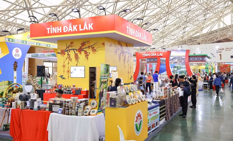 Продукция Центрального Нагорья представлена на ярмарке жителям и туристам. (Фото: ВИА)