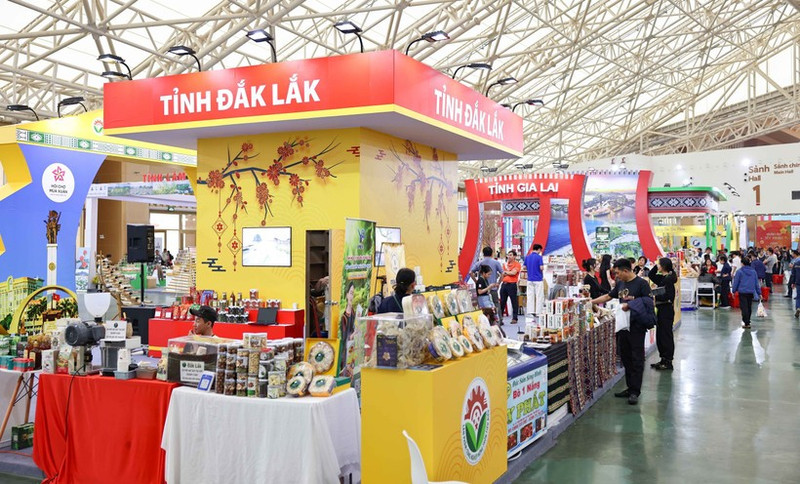 Продукция Центрального Нагорья представлена на ярмарке жителям и туристам. (Фото: ВИА)