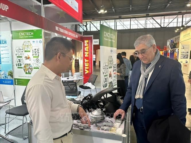 Генеральный секретарь Итальянско-вьетнамской торговой палаты Вальтер Кавренги посещает вьетнамский павильон. (Фото: ВИА)