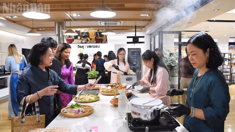 Сотрудники Посольства Вьетнама в Таиланде и их супруги непрерывно готовят «банькуон» и жареные «нем». (Фото: Минь Тханг)