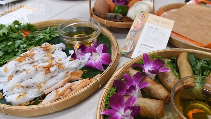 Вьетнамские блюда изысканно поданы на листьях лотоса, сохраняя природный аромат. (Фото: Суан Шон)