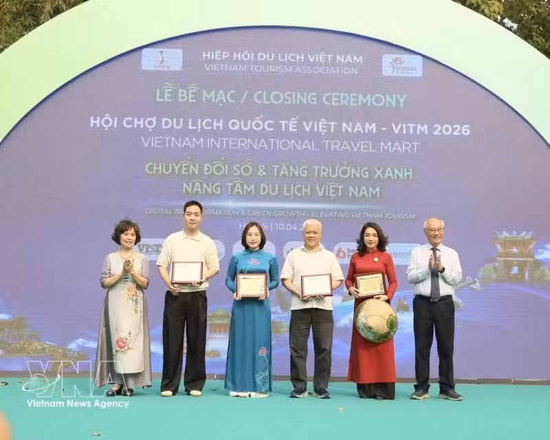 Организационный комитет VITM 2026 чествует спонсоров. (Фото: ВИА)