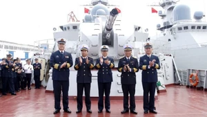 Руководство военно-морской базы Гуанчжоу посещает корабль 015 «Чан Хынг Дао».