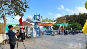 Избиратели участвуют в голосовании в первой половине дня 13 марта на острове Хонкхоай, относящемся к общине Датмуй провинции Камау.