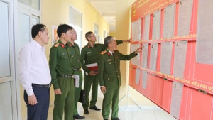 Рабочая делегация Управления общественной безопасности провинции Ниньбинь проверяет подготовку к выборам в следственном изоляторе № 2 квартала Ли-тхыонг-кьет. (Фото: ВИА)