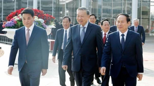 Генеральный секретарь ЦК КПВ То Лам прибывает на рабочую встречу. (Фото: ВИА)