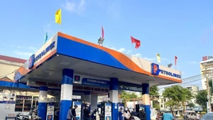 Жители покупают топливо. (Фото: ВИА)