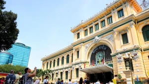 Центральное почтовое отделение - уникальное архитектурное сооружение в центре города Хошимина, привлекающее многочисленные группы иностранных туристов. (Фото: ВИА)