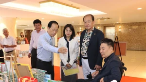 Руководство провинции Виньлонг (Вьетнам) представляет руководству города Тэджон (Республика Корея) типичные продукты местности. (Фото: ВИА)