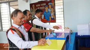 Многочисленные представители этнических меньшинств из бывшей революционной базы общины Гао (провинция Зялай) приходят голосовать с самого раннего утра. (Фото: ВИА)