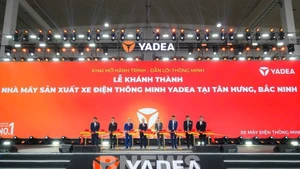 Делегаты принимают участие в церемонии перерезания ленты на открытии завода по производству интеллектуальных электромотоциклов YADEA в промышленной зоне Танхынг провинции Бакнинь. (Фото: ВИА)