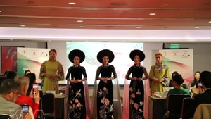 Модели демонстрируют коллекцию аозай дизайнера Лан Хыонг в рамках Áo Dài Fashion Week 2026. (Фото: ВИА)