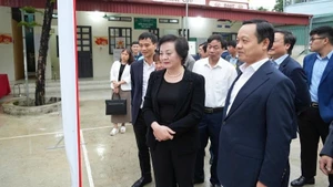 Вице-премьер Фам Тхи Тхань Ча и члены рабочей делегации проверяют подготовку к выборам в общине Тханьан провинции Дьенбьен.