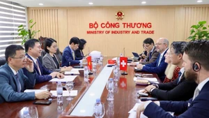 Заместитель министра Нгуен Шинь Нят Тан провёл рабочую встречу с госпожой Хелене Будлигер Артиеда, государственным секретарём, руководителем Федерального управления экономики Швейцарии. (Фото: moit.gov.vn)