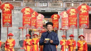 Директор Центра по сохранению памятников Хюэ Хоанг Вьет Чунг выступает на церемонии 1 января, объявляющей о проведении фестиваля Hue Festival 2026. (Фото: ВИА)