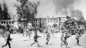 Полдень 7 января 1979 года, революционные вооружённые силы Камбоджи совместно с Вьетнамскими добровольческими войсками вошли в освобождённую столицу Пномпень, свергли геноцидный режим Пол Пота, возродили страну и открыли ей светлое будущее. (Фото: ВИА)