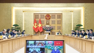 Премьер-министр Правительства Фам Минь Тьинь председательствует на заседании. (Фото: ВИА)