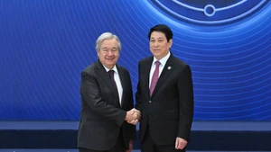 Президент Вьетнама Лыонг Кыонг принимает Генерального секретаря ООН на церемонии открытия подписания Ханойской конвенции. (Фото: Суан Ки – Тхюи Нгуен)