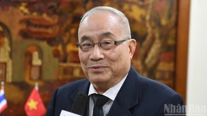 Сенатор Лае Дилоквидхьярат дает интервью корреспонденту газеты «Нянзан». (Фото: Суан Шон)