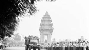 Жители столицы Пномпень с теплотой провожают вьетнамскую Добровольческую армию, завершившую выполнение интернационального долга и возвращающуюся на Родину. (Архивное фото)