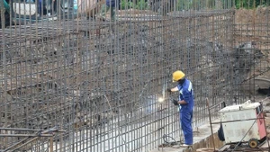 Рабочий на строительной площадке подпроекта скоростной автомагистрали Каолань - Анхыу в дельте Меконга. (Фото: ВИА)