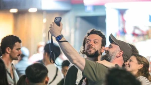 Иностранные туристы делают первые фотографии в 2026 году. (Фото: ВИА)