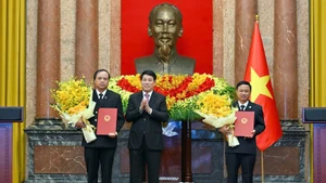 Президент Лыонг Кыонг вручает решения о назначении заместителей председателя Верховного народного суда. (Фото: Тхюи Нгуен)